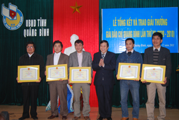 Đồng chí Nguyễn Xuân Quang trao giải A cho các tác giả. Ảnh: Văn Thái