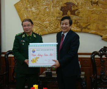 Trung tướng Trần Hoa tặng quà cho UBND tỉnh nhân dịp năm mới. Ảnh: A.T