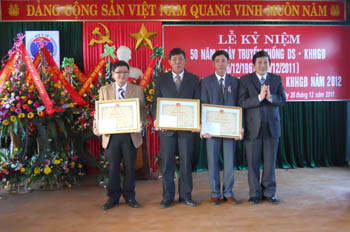 Thừa ủy quyền, đồng chí Nguyễn Xuân Quang trao bằng khen của Bộ Y tế cho các cá nhân đạt thành tích xuất sắc trong công tác DS-KHHGĐ năm 2011. Ảnh: B.A