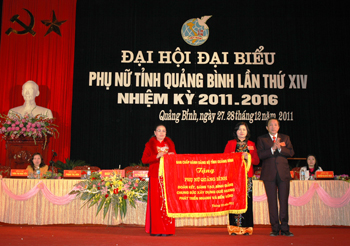 Đồng chí Hoàng Đăng Quang tặng bức trướng của BCH Đảng bộ tỉnh cho đại hội. Ảnh: P.V
