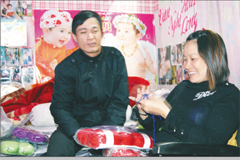 Nghị và Long vừa đi Đồng Hới mua len về đan khăn, mũ cho bà con. Ảnh: Nội Hà