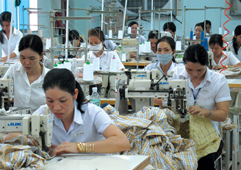 Công nhân Xí nghiệp may xuất khẩu Hà Quảng đang sản xuất. Ảnh: B.A