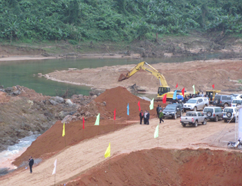 Chặn dòng hồ chứa nước Thác Chuối. Ảnh: V.P