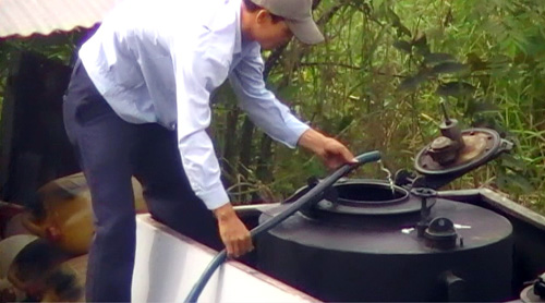 Bơm chất lỏng vào bồn xăng