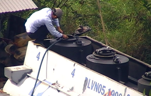  Bơm chất lỏng vào hầm để bù cho lượng xăng đã rút bên dưới