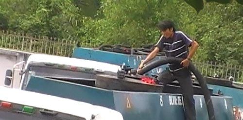 Pha trộn xăng dầu.