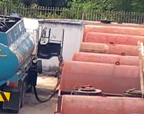 Kiểm tra quá trình pha trộn dầu - Ảnh: Phương Thanh - Trần Hơn