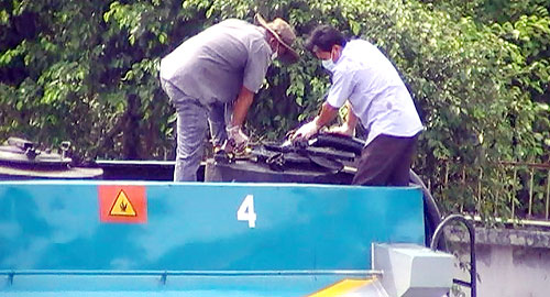 Các xe chờ bơm dầu bẩn để giao hàng