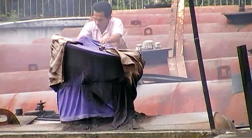 Kiểm tra quá trình pha trộn dầu - Ảnh: Phương Thanh - Trần Hơn