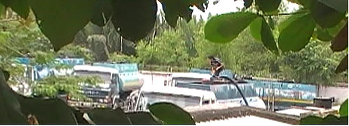 Các xe chờ bơm dầu bẩn để giao hàng