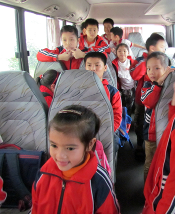 Mô hình xe đưa đón học sinh đã góp phần giữ vững an ninh học đường, ATGT. Ảnh: B.A