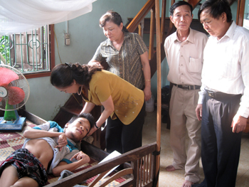 Bà Trần Thị Thu Hồng, Phó Chủ tịch Tổng LĐLĐ Việt Nam thăm nạn nhân chất độc da cam ở huyện Quảng Ninh