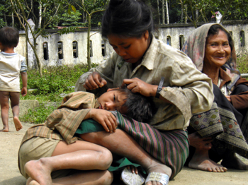 Mẹ con người Arem nơi có tục nối dây hà khắc. Ảnh: M.P