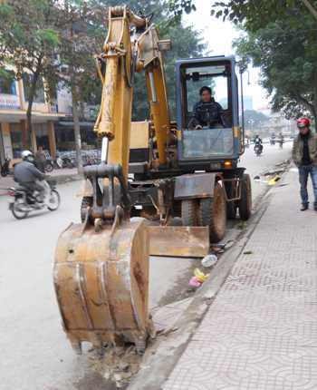 Các bục bệ xây dựng vi phạm hành lang ATGT trên các tuyến đường của TP Đồng Hới được phá dỡ. Ảnh: A.T