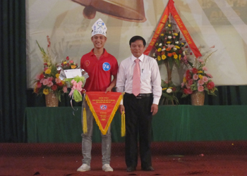 Bác sĩ Trần Xuân Phú, Giám đốc Trung tâm phòng chống HIV/AIDS trao giải nhất cho thí sinh tại hội thi