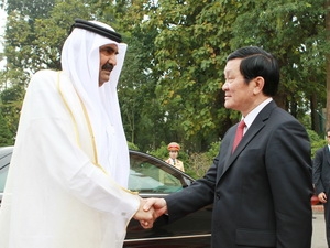 Chủ tịch nước Trương Tấn Sang đón Quốc vương Nhà nước Qatar, Ngài Hamad Bin Khalifa Al Thani. (Ảnh: TTXVN)