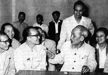 Chủ tịch Hồ Chí Minh nói chuyện với các đại biểu trí thức dự Hội nghị chính trị đặc biệt (tháng 3- 1964). Ảnh: Tư liệu