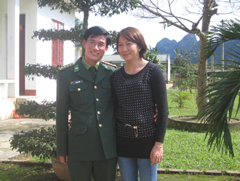 Vợ chồng đại úy Thuần hạnh phúc bên nhau trong phút gặp gỡ. Ảnh: T.L