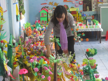 Làm đồ dùng dạy học là phong trào lớn thu hút sự tham gia của đông đảo giáo viên bậc học mầm non. Ảnh: M.H
