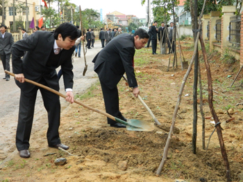 Cán bộ và nhân dân TP Đồng Hới tham gia trồng cây đầu Xuân Nhâm Thìn. Ảnh: H.C
