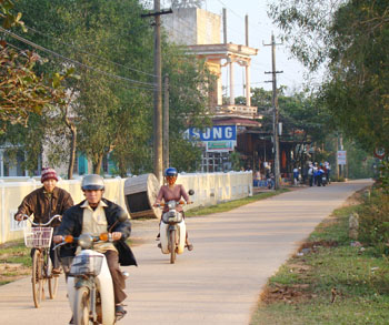 Hệ thống đường giao thông nông thôn ở Tân Thủy (Lệ Thủy). Ảnh: A.T