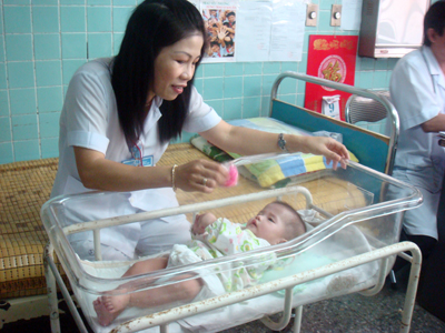 Cán bộ Y tế, hội viên Chi hội Bảo trợ bệnh nhân nghèo Bệnh viện Hữu nghị Việt Nam- Cu Ba Đồng Hới đang chăm sóc, nuôi dưỡng trẻ có hoàn cảnh khó khăn. Ảnh: M.H