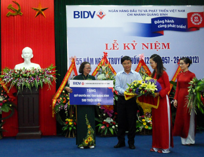 Đại diện lãnh đạo Ngân hàng Đầu tư và phát triển Việt Nam trao tặng 500 triệu đồng cho quỹ khuyến học tỉnh. Ảnh: H.C