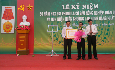 Thừa ủy quyền của Chủ tịch nước, đồng chí Lương Ngọc Bính, Ủy viên Trung ương Đảng, Bí thư Tỉnh ủy, Chủ tịch HĐND tỉnh trao Huân chương Lao động hạng Nhất cho HTX Đại Phong.