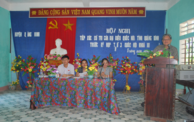 Đồng chí Hà Hùng Cường, Ủy viên Trung ương Đảng, Bộ trưởng Bộ Tư pháp, phát biểu tại buổi tiếp xúc cử tri huyện Quảng Ninh.