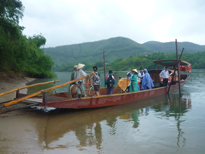 Con đò mới của anh Hoàng Văn Đạo đưa vào sử dụng.