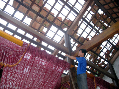 Nhà anh Đinh Văn Thanh, thôn Yên Đinh, xã Yên Hóa làm rất kiên cố nhưng vẫn bị lốc xoáy làm tốc cả hai mái và cả nhà bếp.