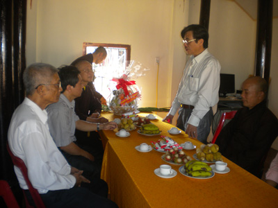 Đồng chí Lê Hùng Phi, Ủy viên Thường vụ Tỉnh ủy,  Chủ tịch UBMTTQVN tỉnh đến thăm và tặng quà Ban trị sự Giáo hội Phật giáo tỉnh tại chùa Đại Giác ở Đồng Hới.