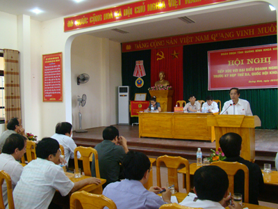 Đồng chí Hoàng Đăng Quang, Phó Bí thư Thường trực Tỉnh ủy, Trưởng đoàn đại biểu Quốc hội tỉnh tiếp thu, giải trình một số kiến nghị của doanh nghiệp.
