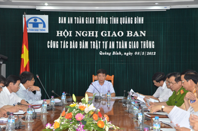 Đồng chí Nguyễn Hữu Hoài, Phó Bí thư Tỉnh ủy,   Chủ tịch UBND tỉnh phát biểu kết luận hội nghị