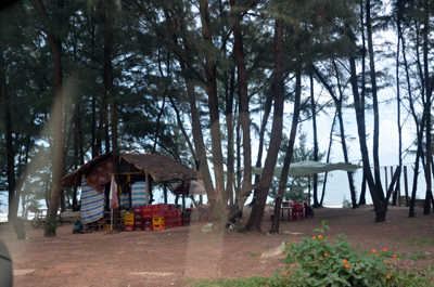 Cơ sở kinh doanh nhếch nhác ở biển Nhật Lệ