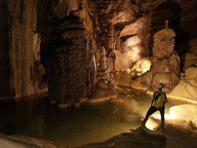 Những cột thạch nhũ to lớn diễm lệ. (Ảnh trong bài do đoàn thám hiểm cung cấp)