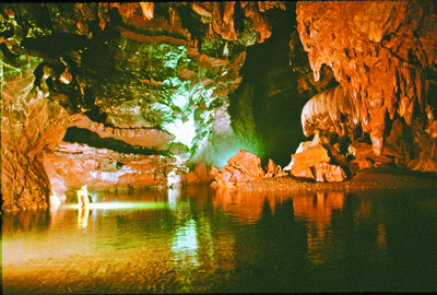 Dòng sông trong hang Khe Ry dài dằng dặc.