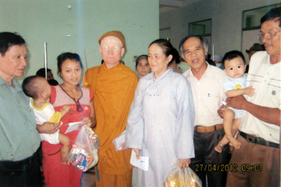 Trao quà cho bệnh nhân tại Bệnh viện đa khoa  Bắc Quảng Bình.