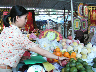 Các gian hàng hoa quả chợ Đồng Hới được mở lại,  nhưng ai bảo đảm cho những rủi ro trong tương lai?