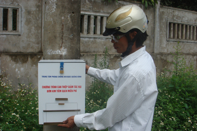 Một điểm lắp đặt hộp cấp phát bơm kim tiêm tại một địa bàn trọng điểm về tệ nạn ma tuý.