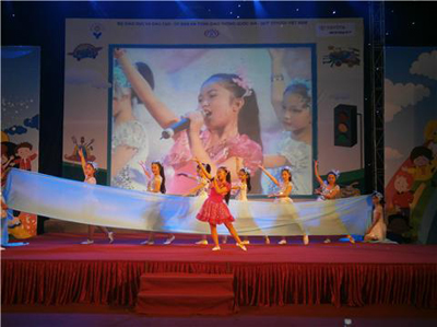 Các thí sinh tỉnh ta tại phần thi đặt lời mới về giáo dục an toàn giao thông.