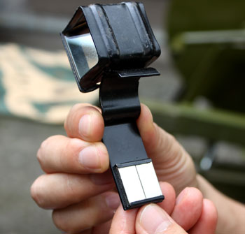 Gọng kính mới bám bắt chắc với thân súng, nhờ có nam châm vĩnh cửu. (Nguồn: QĐND)