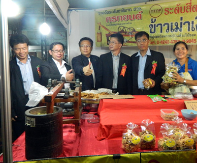 Khách hàng hài lòng với sản phẩm truyền thống cốm thuốc nam của một cơ sở sản xuất đến từ tỉnh Bưng Càn (Thái Lan).