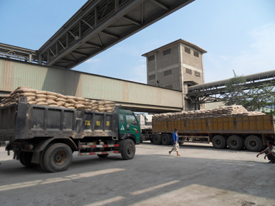 Sản phẩm xi măng Sông Gianh đang được vận chuyển đến thị trường tiêu thụ.