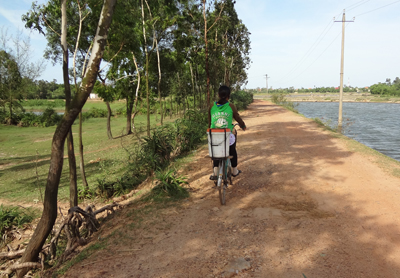 Người dân thôn Nam Sơn (Phú Trạch) phải đi hơn 3 cây số mỗi ngày để lấy nước.