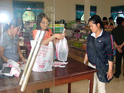 Mua bán hàng hoá tại cửa khẩu quốc tế Cha Lo.