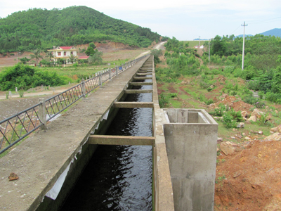 Hệ thống kênh mương cấp nước từ hồ chứa Rào Đá cho các cánh đồng huyện Quảng Ninh.