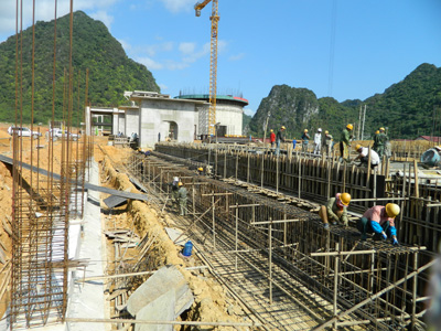 Đẩy nhanh tiến độ thi công công trình nhà máy xi măng Văn Hóa.