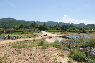 Việc khai thác rừng đầu nguồn khu vực Tường Đào (Khe Sến), Hà Riềng (Xuân Trạch, Bố Trạch) đã gây xói lở nghiêm trọng cho ba xã Phúc-Lâm-Xuân. Cử tri Bố Trạch đã kiến nghị lên HĐND tỉnh (ảnh: Ngầm tràn Ngọn Rào bị sạt lở nặng trong mùa mưa lũ 2011). Ảnh: N.M