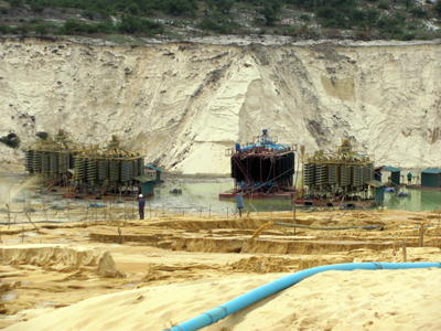 Khai thác ti tan ở Lệ Thuỷ.